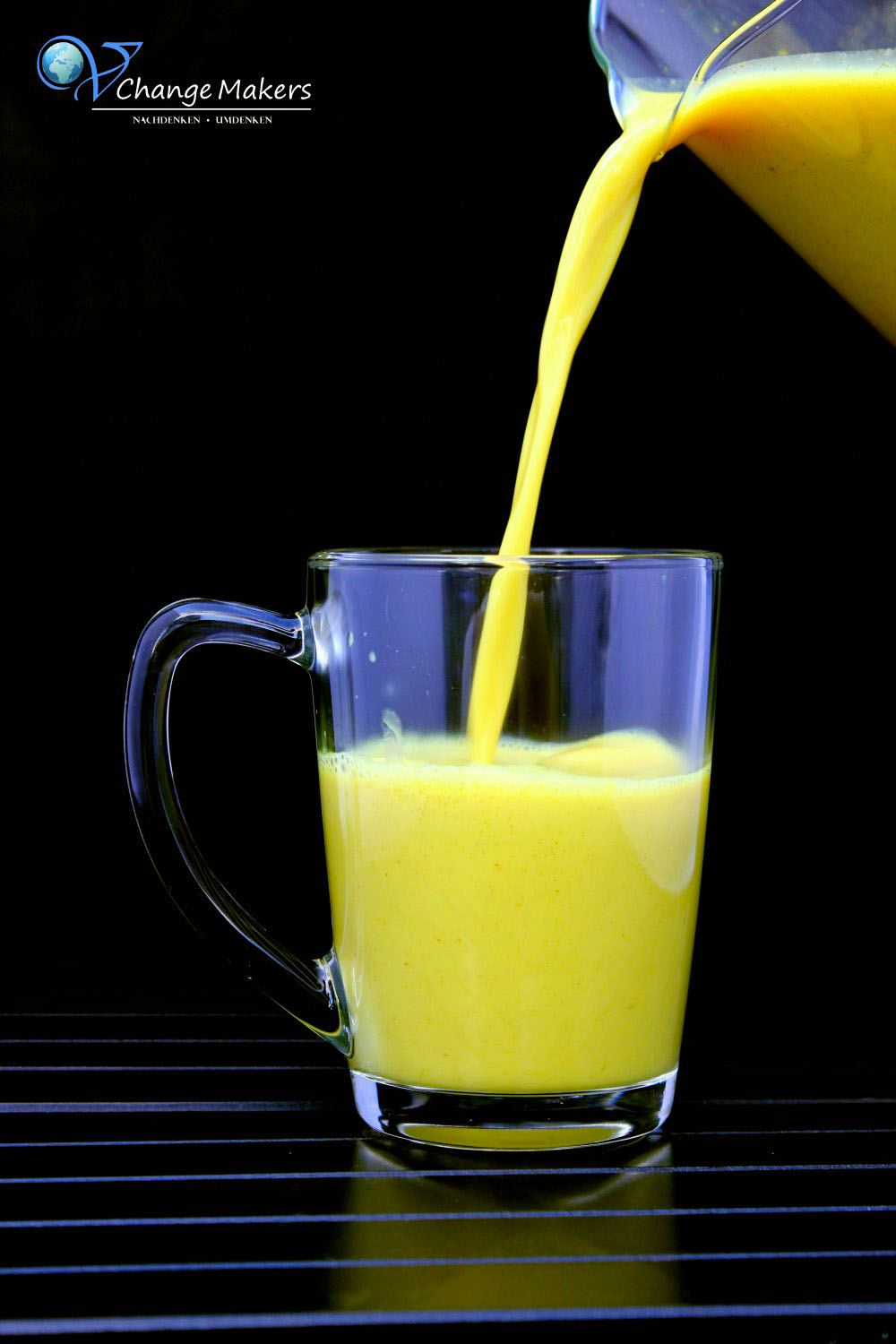 Einfaches Rezept für Goldene Milch, bestehend aus Kurkuma, Ingwer und wertvollen Gewürzen OHNE ZUCKER. Flüssiges würziges Gold für dein Immunsystem.