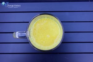 Einfaches Rezept für Goldene Milch, bestehend aus Kurkuma, Ingwer und wertvollen Gewürzen OHNE ZUCKER. Flüssiges würziges Gold für dein Immunsystem.