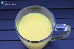 Einfaches Rezept für Goldene Milch, bestehend aus Kurkuma, Ingwer und wertvollen Gewürzen OHNE ZUCKER. Flüssiges würziges Gold für dein Immunsystem.