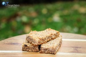 Rezept für gesunde vegane DIY Müsliriegel, die mehrere Tage haltbar sind, sich zum Mitnehmen eignen und in nur 20 Minuten fertig sind! Sättigender Snack!