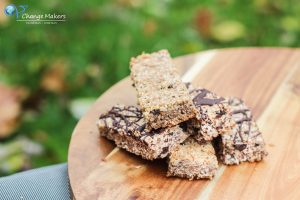 Rezept für gesunde vegane DIY Müsliriegel, die mehrere Tage haltbar sind, sich zum Mitnehmen eignen und in nur 20 Minuten fertig sind! Sättigender Snack!