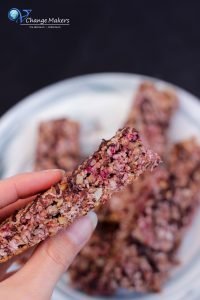 Rezept für gesunde vegane DIY Himbeer Müsliriegel in nur 20 Minuten. Ein gesunder Snack für unterwegs, für die Arbeit oder als Nascherei für zuhause!