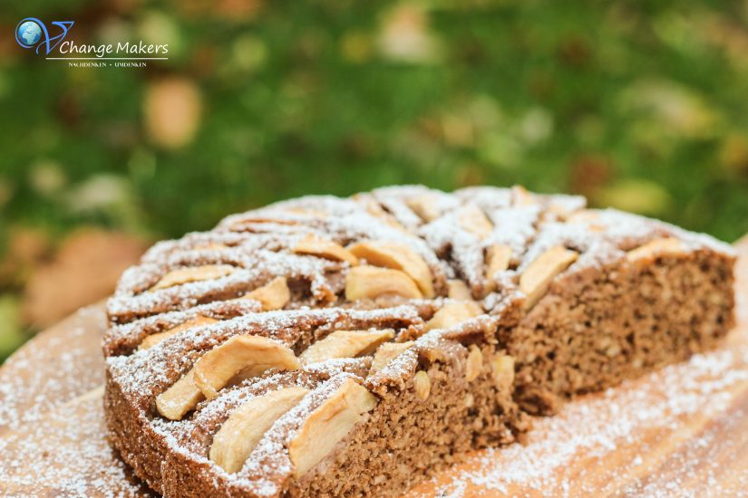 Rezept für einen einfachen veganen Mandel Grieß Apfelkuchen mit wenig Zucker! Schnell und einfach zubereitet und dafür enorm lecker! Wenig Zucker und Mehl! 