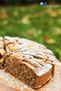 Rezept für einen einfachen veganen Mandel Grieß Apfelkuchen mit wenig Zucker! Schnell und einfach zubereitet und dafür enorm lecker! Wenig Zucker und Mehl!