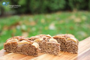 Rezept für einen einfachen veganen Mandel Grieß Apfelkuchen mit wenig Zucker! Schnell und einfach zubereitet und dafür enorm lecker! Wenig Zucker und Mehl!