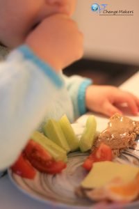 Vegane Frühstücksinspiration für Kinder. Ein bunter und gesunder Frühstücksteller, der sättigt und nährstoffreich ist. Für einen gesunden Start in den Tag!