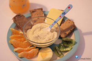 Vegane Frühstücksinspiration für Kinder! Ein gesunder Teller mit viel Vitamin C und Eisen. Vegane Kinderernährung leicht gemacht!