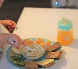 Vegane Frühstücksinspiration für Kinder! Ein gesunder Teller mit viel Vitamin C und Eisen. Vegane Kinderernährung leicht gemacht!