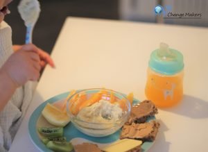 Vegane Frühstücksinspiration für Kinder! Ein gesunder Teller mit viel Vitamin C und Eisen. Vegane Kinderernährung leicht gemacht!