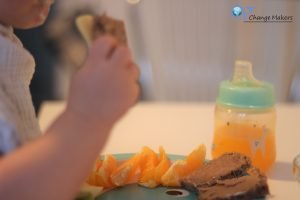 Vegane Frühstücksinspiration für Kinder! Ein gesunder Teller mit viel Vitamin C und Eisen. Vegane Kinderernährung leicht gemacht!