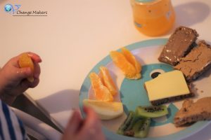 Vegane Frühstücksinspiration für Kinder! Ein gesunder Teller mit viel Vitamin C und Eisen. Vegane Kinderernährung leicht gemacht!