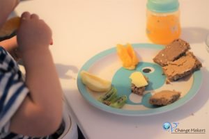 Vegane Frühstücksinspiration für Kinder! Ein gesunder Teller mit viel Vitamin C und Eisen. Vegane Kinderernährung leicht gemacht!