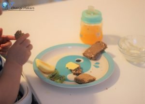 Vegane Frühstücksinspiration für Kinder! Ein gesunder Teller mit viel Vitamin C und Eisen. Vegane Kinderernährung leicht gemacht!