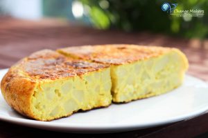 Einfaches Rezept mit wenigen Zutaten für eine spanische vegane Tortilla, die kalorienarm ist und ultralecker! Keine UNMENGEN an EIERN und ÖL!