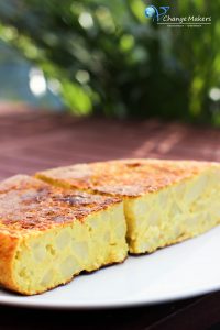 Einfaches Rezept mit wenigen Zutaten für eine spanische vegane Tortilla, die kalorienarm ist und ultralecker! Keine UNMENGEN an EIERN und ÖL!