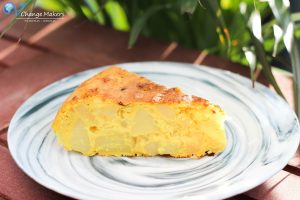 Einfaches Rezept mit wenigen Zutaten für eine spanische vegane Tortilla, die kalorienarm ist und ultralecker! Keine UNMENGEN an EIERN und ÖL!