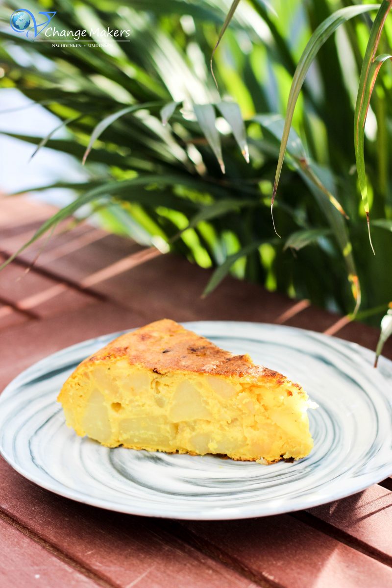 Einfaches Rezept mit wenigen Zutaten für eine spanische vegane Tortilla, die kalorienarm ist und ultralecker! Keine UNMENGEN an EIERN und ÖL!