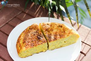 Einfaches Rezept mit wenigen Zutaten für eine spanische vegane Tortilla, die kalorienarm ist und ultralecker! Keine UNMENGEN an EIERN und ÖL!