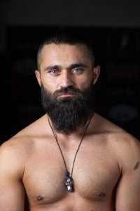 Der vegane Profiboxer Ünsal Arik steht selbstbewusst zu seiner veganen Ernärhungsweise und inspirert mit seiner Einstellung und Sichtweise unvegane Männer.