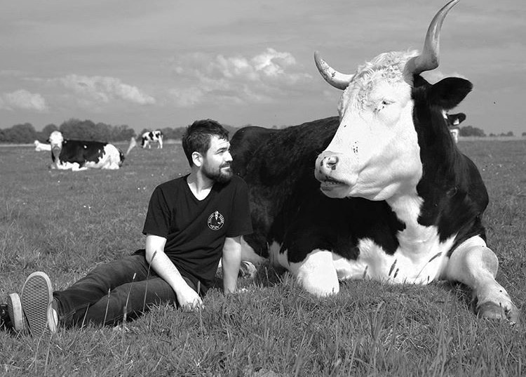 Felix berichtet ausführlich, wie Jan Gerdes von Hof Butenland und seine Worte dafür sorgten, dass er vegan wurde und wie wichtig es generell ist sich bewusst zu machen, dass es kein Tierprodukt ohne Leid gibt