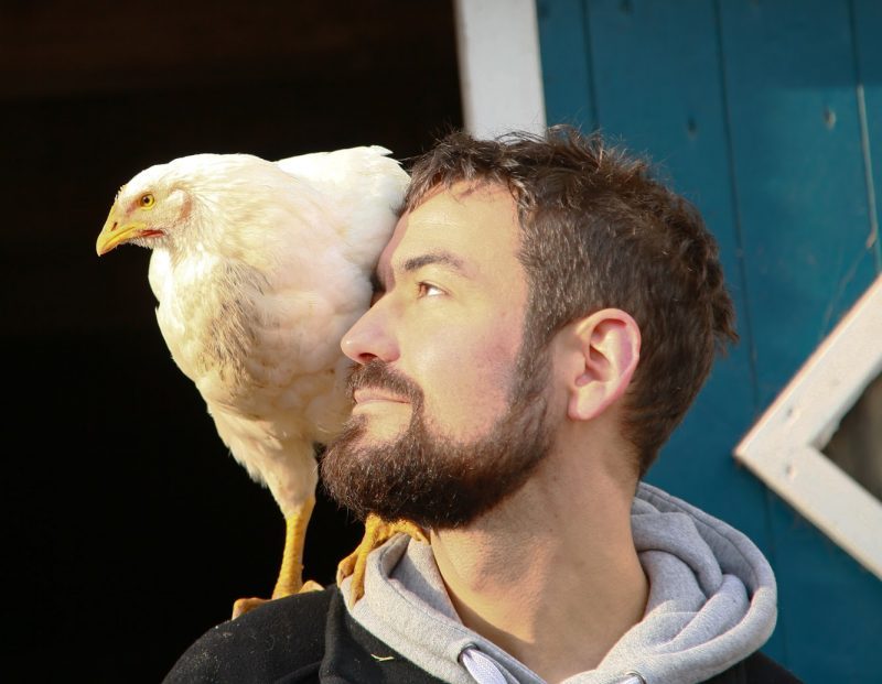 Felix berichtet ausführlich, wie Jan Gerdes von Hof Butenland und seine Worte dafür sorgten, dass er vegan wurde und wie wichtig es generell ist sich bewusst zu machen, dass es kein Tierprodukt ohne Leid gibt