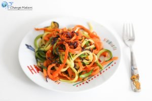 Gesundes Sommerrezept für (vegane) Kinder. Gemüsespaghetti aus Zucchini und Möhren. Reich an Kalium, Kalzium, Carotin, Vitamin A, C und E.