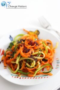 Gesundes Sommerrezept für (vegane) Kinder. Gemüsespaghetti aus Zucchini und Möhren. Reich an Kalium, Kalzium, Carotin, Vitamin A, C und E.