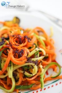 Gesundes Sommerrezept für (vegane) Kinder. Gemüsespaghetti aus Zucchini und Möhren. Reich an Kalium, Kalzium, Carotin, Vitamin A, C und E.