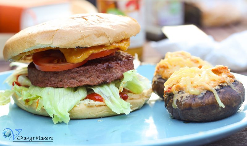 Leckerschmecker Inspirationen für den Grill, natürlich vegan. 2 Rezepte + vegane Burger Patty Empfehlung. Gefüllte Champignons, Dessert, Beyond Meat und Garden Gourmet 