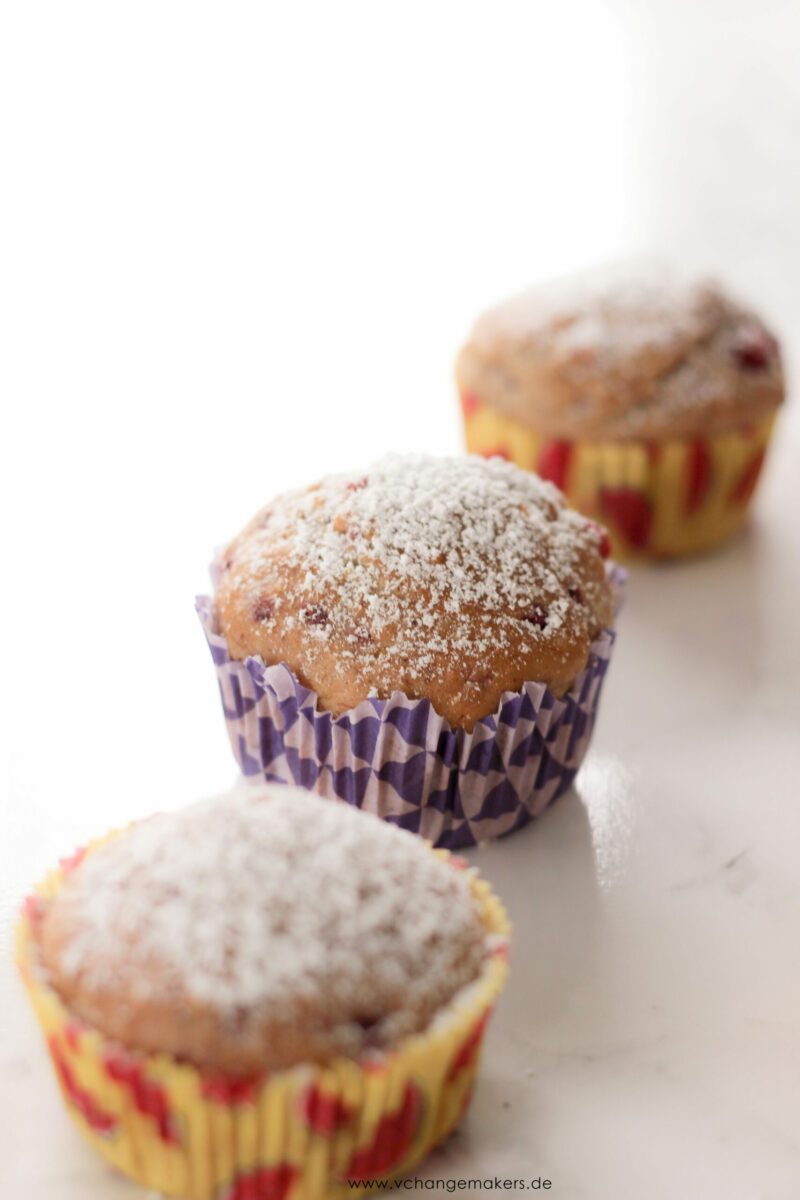 Zuckerarme fluffige und ganz saftige vegane Muffins. Aus dem Basis Teig lassen sich viele verschieden Muffins Variationen zaubern. Ideal für Kinder!