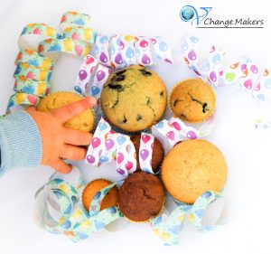 Zuckerarme fluffige vegane Muffins. Aus dem Basis Teig lassen sich viele verschieden Muffins Variationen zaubern. Ideal für Kinder!