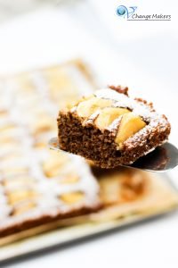 Veganes Blechkuchen Rezept für einen grandiosen Mandel-Grieß-Apfelkuchen, der ganz saftig ist und mit wenig Zucker auskommt. Ideal für Geburtstage und Feste