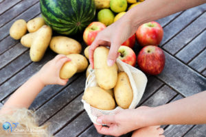 Obst- und Gemüsenetze aus Bio Baumwolle von pandoo haben einen wahsinnig großen Vorteil gegenüber Plastikbeuteln und konventioneller Baumwolle.