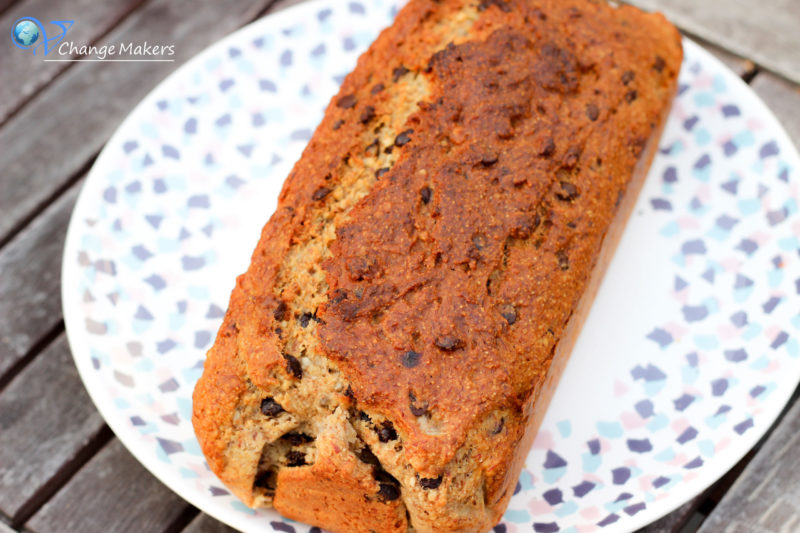 Ein einfaches Rezept für einen veganen Bananen Grieß Kuchen mit Schokostückchen. Super saftig, ohne Unmengen von Zucker und so lecker.