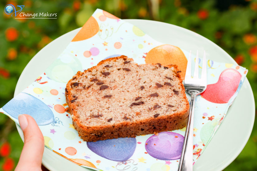 Ein einfaches Rezept für einen veganen Bananen Grieß Kuchen mit Schokostückchen. Super saftig, ohne Unmengen von Zucker und so lecker.