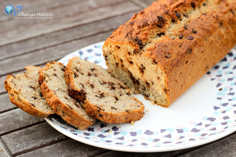 Ein einfaches Rezept für einen veganen Bananen Grieß Kuchen mit Schokostückchen. Super saftig, ohne Unmengen von Zucker und so lecker.