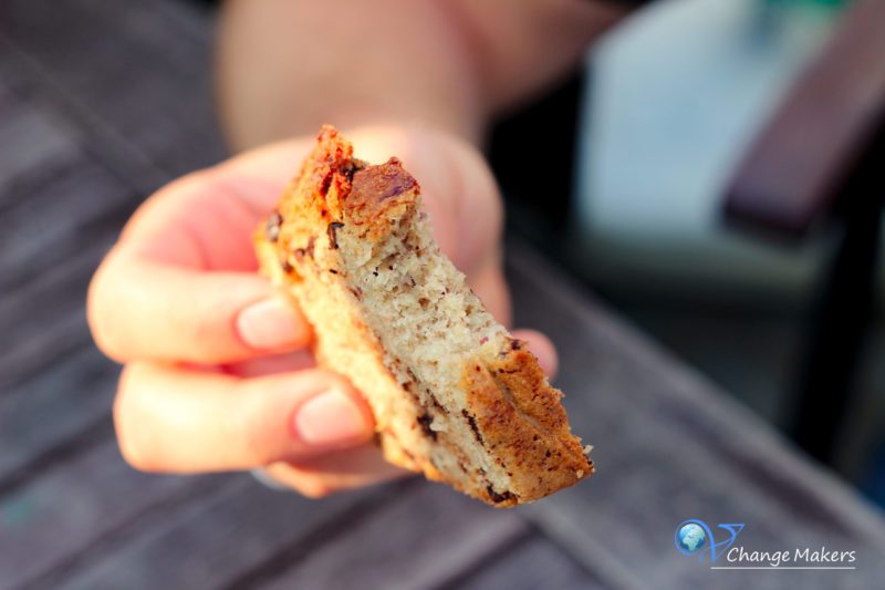 Ein einfaches Rezept für einen veganen Bananen Grieß Kuchen mit Schokostückchen. Super saftig, ohne Unmengen von Zucker und so lecker.