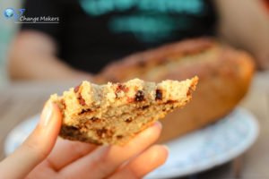 Ein einfaches Rezept für einen veganen Bananen Grieß Kuchen mit Schokostückchen. Super saftig, ohne Unmengen von Zucker und so lecker.