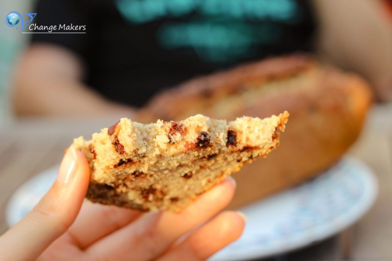 Ein einfaches Rezept für einen veganen Bananen Grieß Kuchen mit Schokostückchen. Super saftig, ohne Unmengen von Zucker und so lecker.