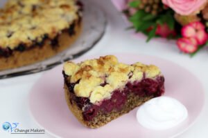 Der perfekte Festtagskuchen - saftig, fruchtig und süß. Ganz einfaches veganes Rezept für einen Kirsch Streusel Grieß Kuchen