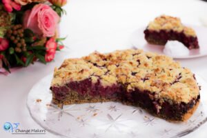 Der perfekte Festtagskuchen - saftig, fruchtig und süß. Ganz einfaches veganes Rezept für einen Kirsch Streusel Grieß Kuchen