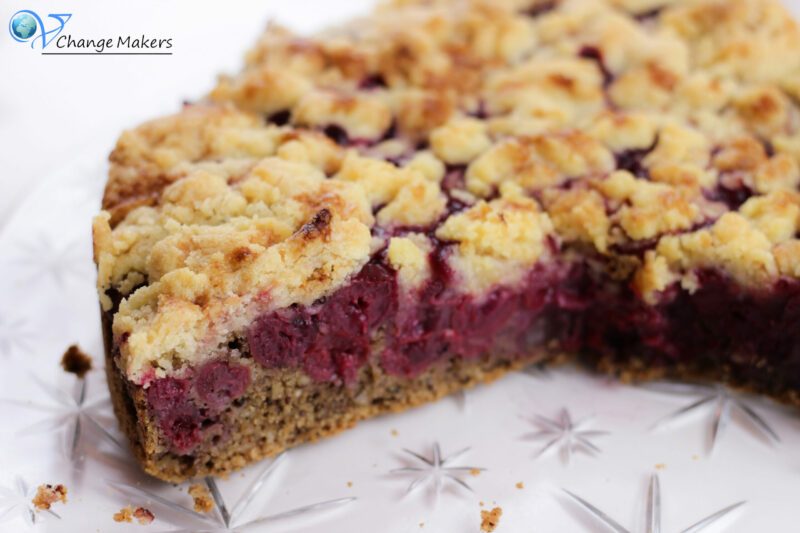 Der perfekte Festtagskuchen - saftig, fruchtig und süß. Ganz einfaches veganes Rezept für einen Kirsch Streusel Grieß Kuchen