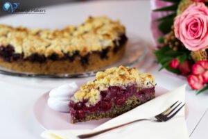 Der perfekte Festtagskuchen - saftig, fruchtig und süß. Ganz einfaches veganes Rezept für einen Kirsch Streusel Grieß Kuchen