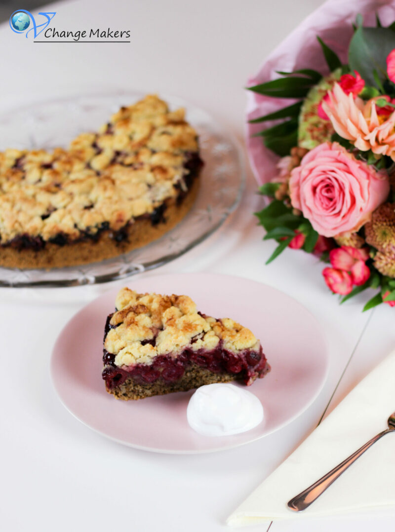 Der perfekte Festtagskuchen - saftig, fruchtig und süß. Ganz einfaches veganes Rezept für einen Kirsch Streusel Grieß Kuchen