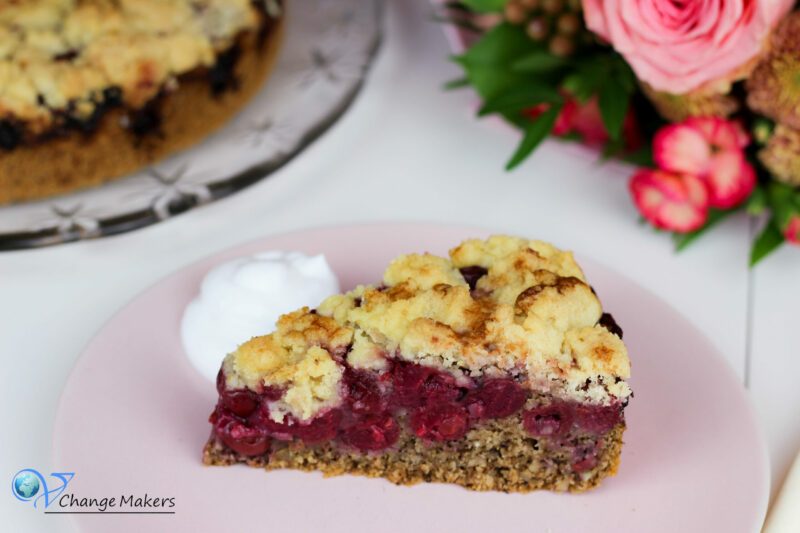 Der perfekte Festtagskuchen - saftig, fruchtig und süß. Ganz einfaches veganes Rezept für einen Kirsch Streusel Grieß Kuchen