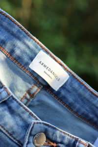 Weg von Fast Fashion hin zur giftfreien Fair Fashion von ArmedAngels! In 3 Schritten zur mehr Nachhaltigkeit in deinem Kleiderschrank. DetoxDenim